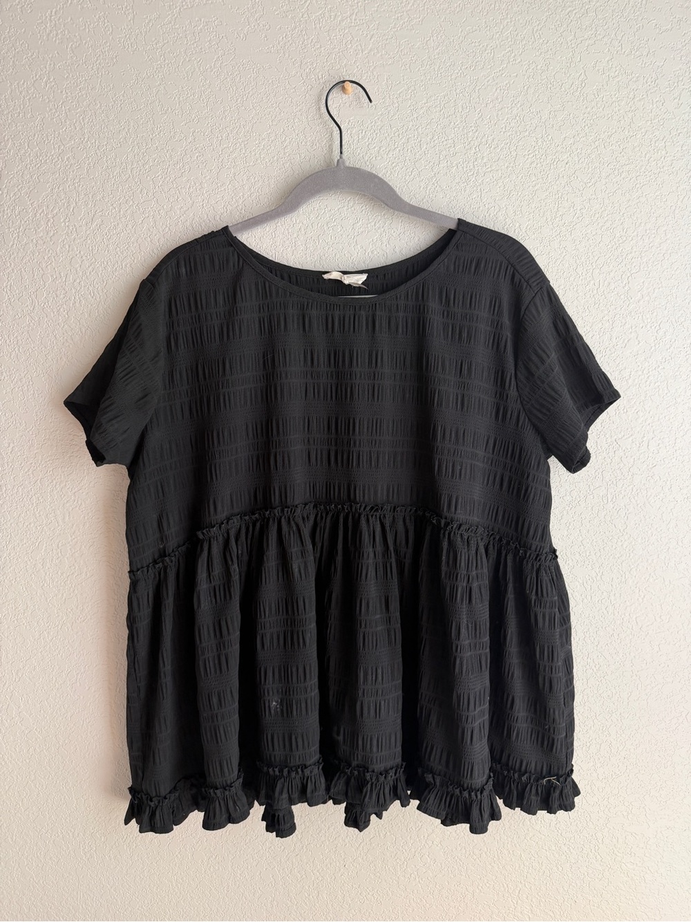 entro Black Textured Short-Sleeve Ruffle Peplum Top